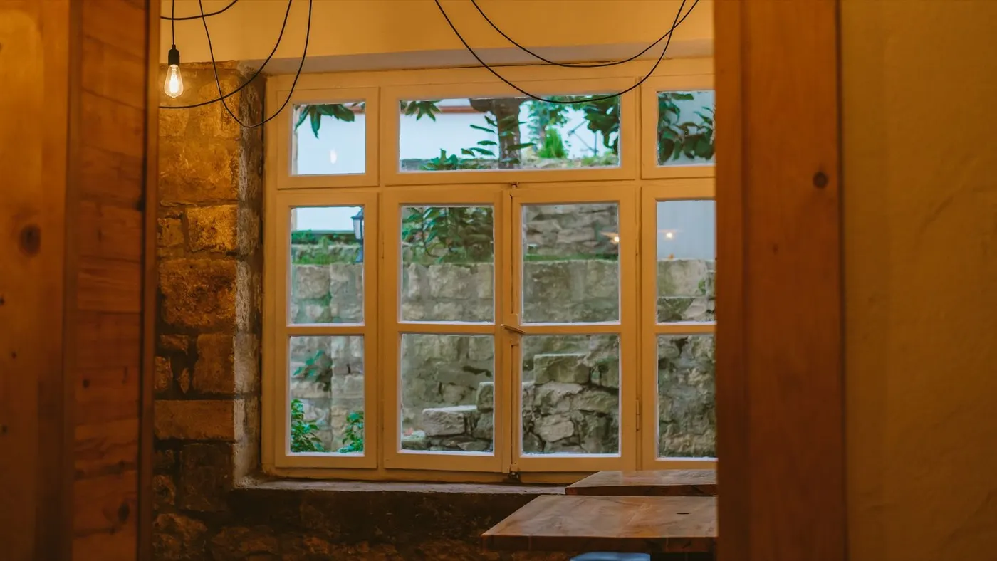 La sala, legno e luce calda